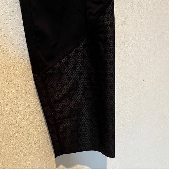 Zyia Active Black Flower Power Luxe Two Pocket Leggings - Picture 11 of 12